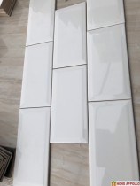 Gạch thẻ trang trí màu trắng sáng ốp tường bếp